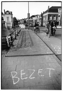 405644 Afbeelding van door particuliere verkopers op het wegdek aangebrachte aanduidingen 'bezet' op de Van Asch van ...